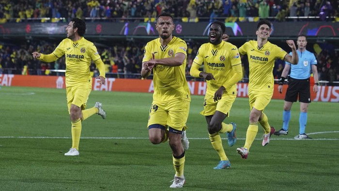 Villarreals Francis Coquelin celebrates after scoring his sides second goal during the Champions League semi final, second leg soccer match between Villarreal and Liverpool at the Ceramica stadium in Villarreal, Spain, Tuesday, May 3, 2022. (AP Photo/Alberto Saiz)