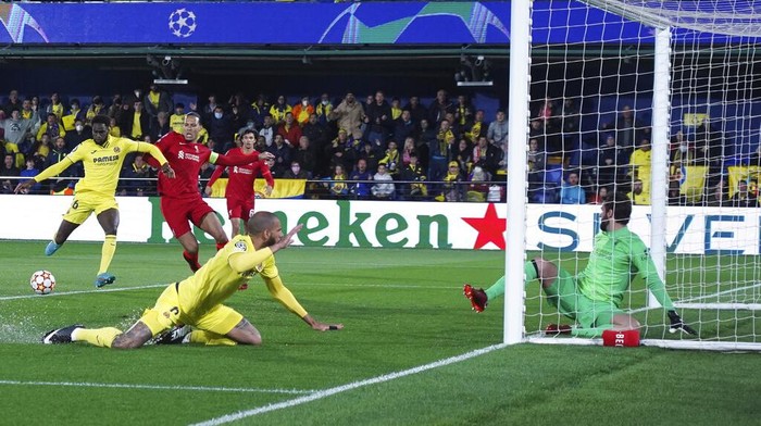 Villarreal vs Liverpool Villarreal's Boulaye Dia, left, scores his side's opening goal during the Champions League semi final, second leg soccer match between Villarreal and Liverpool at the Ceramica stadium in Villarreal, Spain, Tuesday, May 3, 2022. (AP Photo/Alberto Saiz)