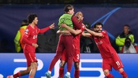 Namun, Liverpool tancap gas di babak kedua. Awalnya lewat gol Fabinho memanfaatkan assist Mo Salah di menit ke-62. Foto: Getty Images/David Ramos