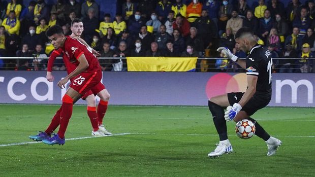 Liverpool's Luis Diaz, left, scores his side's second goal during the Champions League semi final, second leg soccer match between Villarreal and Liverpool at the Ceramica stadium in Villarreal, Spain, Tuesday, May 3, 2022. (AP Photo/Alberto Saiz)
