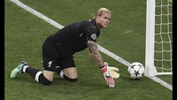 Kebangkitan Liverpool di babak kedua dianggap tak lepas dari buruknya performa kiper Rulli, yang diledek seperti Loris Karius. Foto: dok. Twitter