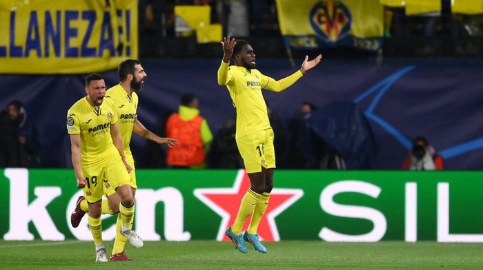 VILLARREAL, SPAIN - MAY 03: Boulaye Dia celebrates with Francis Coquelin and Raul Albiol of Villarreal CF after scoring their teams first goal during the UEFA Champions League Semi Final Leg Two match between Villarreal and Liverpool at Estadio de la Ceramica on May 03, 2022 in Villarreal, Spain. (Photo by David Ramos/Getty Images)