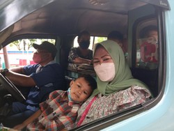 Cerita Romlah Rela Antre demi Wisata ke TMII Usai Gagal Dapat Tiket Ragunan