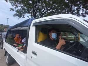 Potret Libur Lebaran Keluarga Naik Pikap hingga Angkot ke TMII
