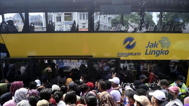 Warga antre untuk masuk ke dalam bus wisata gratis Transjakarta di Jakarta, Rabu (4/5/2022). PT Transportasi Jakarta (Transjakarta) mengoperasikan bus wisata gratis selama libur Lebaran yang beroperasi mulai pukul 10.00 hingga 21.00 WIB. ANTARA FOTO/Akbar Nugroho Gumay/tom.