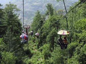 Warga Pakistan Rayakan Libur Lebaran Naik Kursi Gantung