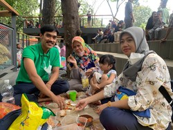 Cerita Warga Bawa Tikar hingga Bekal Piknik di Tebet Eco Park Jaksel