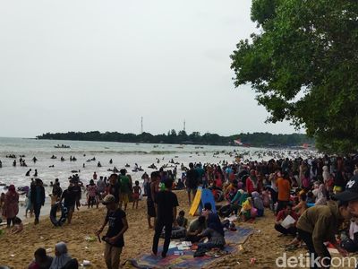 Wisata Pantai Carita Pandeglang Dipadati Pengunjung