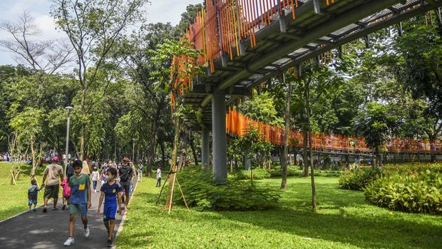 Wisata Tebet Eco Park Jadi Alternatif Warga Isi Libur Lebaran Warga mengunjungi Tebet Eco Park di Jakarta, Rabu (4/5/2022). Warga Jakarta dan sekitarnya memanfaatkan libur Idul Fitri 1443 H untuk berekreasi bersama keluarga ke tempat-tempat wisata di Ibu Kota. ANTARA FOTO/Galih Pradipta/nz