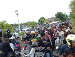 Warga Ramai-ramai ke Pantai Tanjung Pasir Tangerang, Jalan Macet di 2 Arah