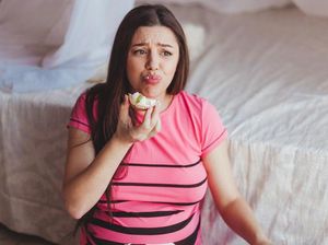 4 Cara Mengurangi Stress Eating, Kebiasaan Makan Banyak Akibat Stress 4 Cara Mengurangi Stress Eating, Kebiasaan Makan Banyak Akibat Stress