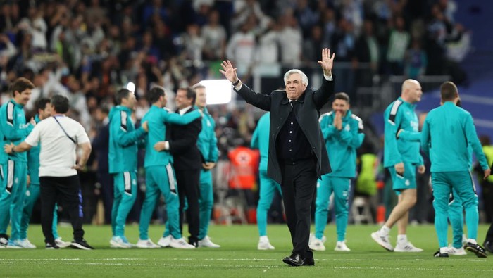 MADRID, SPAIN - MAY 04: Carlo Ancelotti, Head Coach of Real Madrid celebrates their sides victory and progression to the UEFA Champions League Final after the UEFA Champions League Semi Final Leg Two match between Real Madrid and Manchester City at Estadio Santiago Bernabeu on May 04, 2022 in Madrid, Spain. (Photo by Gonzalo Arroyo Moreno/Getty Images)