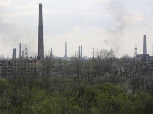 Ukraina Berhasil Evakuasi Wanita, Anak dan Lansia dari Pabrik Baja Mariupol Ukraina Berhasil Evakuasi Wanita, Anak dan Lansia dari Pabrik Baja Mariupol