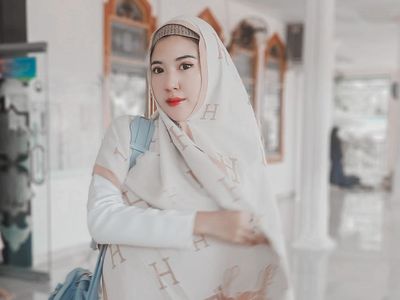 Potret Bella Sulian Si Aspri Hotman Paris dengan Hijab Saat Lebaran