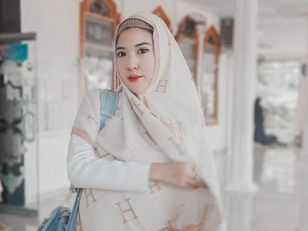 Potret Bella Sulian Si Aspri Hotman Paris dengan Hijab Saat Lebaran