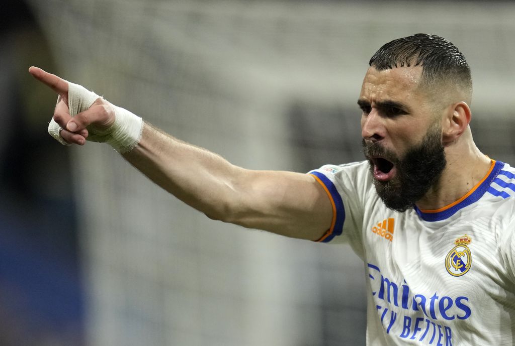 Real Madrid's Karim Benzema celebrates after scoring his side's third goal during the Champions League semi final, second leg soccer match between Real Madrid and Manchester City at the Santiago Bernabeu stadium in Madrid, Spain, Wednesday, May 4, 2022. (AP Photo/Manu Fernandez)