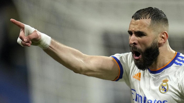Real Madrids Karim Benzema celebrates after scoring his sides third goal during the Champions League semi final, second leg soccer match between Real Madrid and Manchester City at the Santiago Bernabeu stadium in Madrid, Spain, Wednesday, May 4, 2022. (AP Photo/Manu Fernandez)