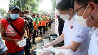 Berbagi Ratusan Paket Makanan Sehat di Momen Lebaran