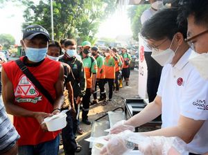Berbagi Ratusan Paket Makanan Sehat di Momen Lebaran