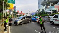 Bruukk... Minibus Kecelakaan Tunggal di Pondok Indah, Jaksel