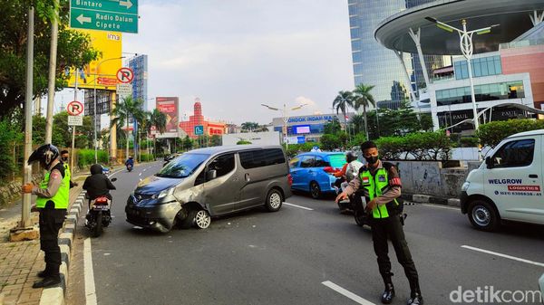 Bruukk... Minibus Kecelakaan Tunggal di Pondok Indah, Jaksel
