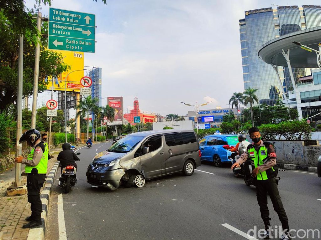 Bruukk... Minibus Kecelakaan Tunggal di Pondok Indah, Jaksel