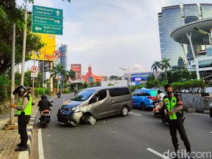 Bruukk... Minibus Kecelakaan Tunggal di Pondok Indah, Jaksel Bruukk... Minibus Kecelakaan Tunggal di Pondok Indah, Jaksel