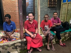 Moment Bupati Karangasem Menginap-Bakar Ubi di Rumah Warga Miskin