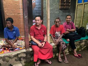 Moment Bupati Karangasem Menginap-Bakar Ubi di Rumah Warga Miskin Moment Bupati Karangasem Menginap-Bakar Ubi di Rumah Warga Miskin