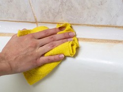 Penyebab Muncul Noda Kuning di Kamar Mandi dan Cara Atasinya