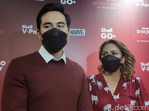 Antusiasme Darius Sinathrya dan Donna Agnesia Tonton Doctor Strange 2