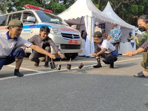 Warga Nostalgia Main Permainan Tradisional di Festival Seba Baduy di Lebak Warga Nostalgia Main Permainan Tradisional di Festival Seba Baduy di Lebak