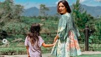 9 Gaya Stylish Gisella Anastasia saat Mudik Lebaran di Cimahi