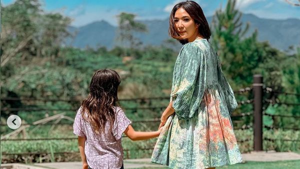 9 Gaya Stylish Gisella Anastasia saat Mudik Lebaran di Cimahi