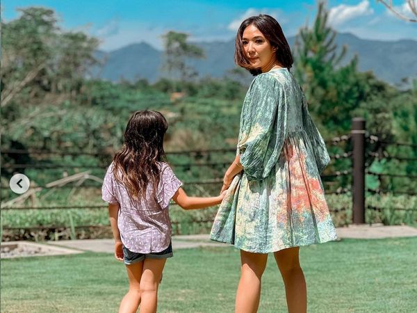 9 Gaya Stylish Gisella Anastasia saat Mudik Lebaran di Cimahi