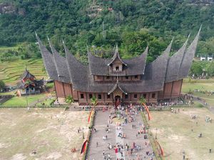 Istano Basa Pagaruyung dan Wisata di Tanah Datar Panen Turis Istano Basa Pagaruyung dan Wisata di Tanah Datar Panen Turis
