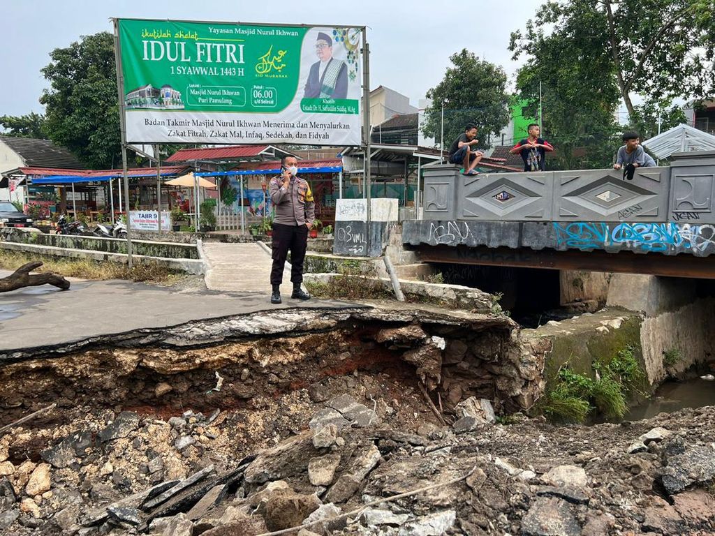 Jalan di Pamulang Tangsel Amblas Diterjang Banjir