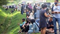 Jalur Puncak Lumpuh, Pelancong Pilih Turun dari Kendaraan