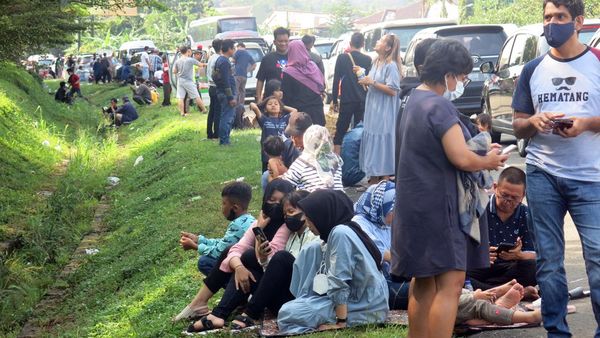 Jalur Puncak Lumpuh, Pelancong Pilih Turun dari Kendaraan