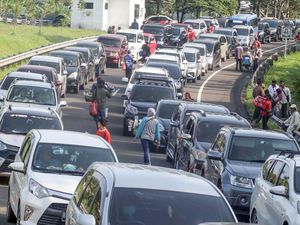 Tak Kuat Terjebak Macet ke Puncak, Pengendara Pilih Putar Balik