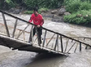Jembatan Gantung di Cibadak Ambruk, 9 Orang Luka Jembatan Gantung di Cibadak Ambruk, 9 Orang Luka