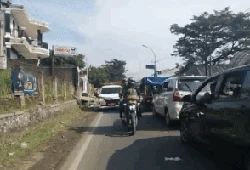 Aksi Kapolres Sukabumi Belah Kemacetan Saat Kawal Ambulans