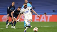 Benzema sendiri yang maju mengeksekusi penalti. Foto: Getty Images/Michael Regan