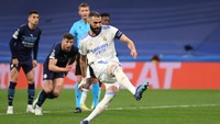 Si kulit bundar disepak Benzema ke arah gawang Man City. Foto: Getty Images/Michael Regan