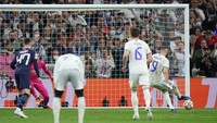 Begini sepakan Benzema dari angle berbeda. Foto: Getty Images/Angel Martinez