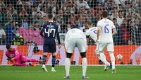 Benzema langsung berlari merayakan usai mengecoh kiper dan mengirim bola ke dalam gawang. Foto: Getty Images/Angel Martinez