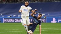 Di extra time Real Madrid vs Man City, aksi Benzema bikin Ruben Dias terpaksa menekel. Foto: Getty Images/Michael Regan