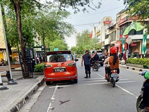 Polisi Tilang Mobil yang Bikin Macet Gegara Parkir di Bahu Jalan Malioboro