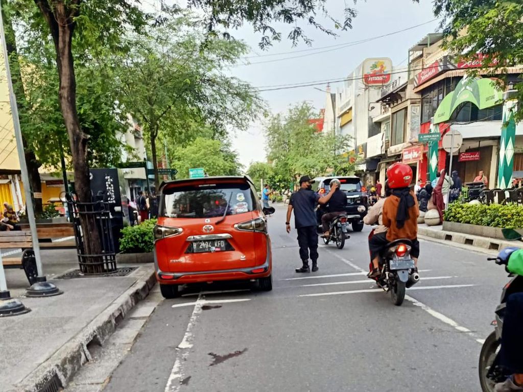 Polisi Tilang Mobil yang Bikin Macet Gegara Parkir di Bahu Jalan Malioboro Polisi Tilang Mobil yang Bikin Macet Gegara Parkir di Bahu Jalan Malioboro
