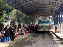 Bus Terlambat Datang Gegara Macet, Penumpang Menumpuk di Terminal Ciamis
